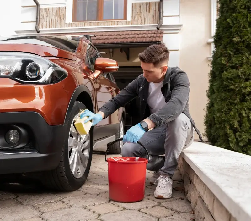 Lavage auto à domicile Peigney : professionnel intervenant sur un véhicule